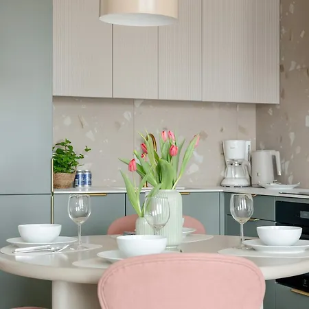 Kolumba Charming With Balcony & Parking In By Renters Apartment