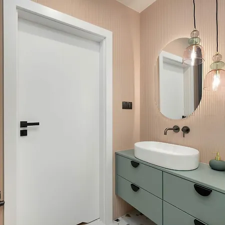 Kolumba Charming With Balcony & Parking In By Renters * كولوبرزيغ