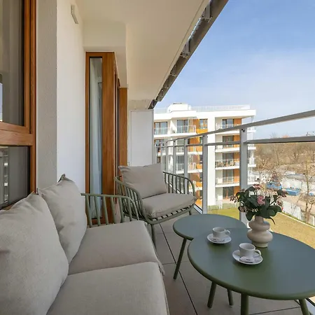 Kolumba Charming With Balcony & Parking In By Renters شقة *